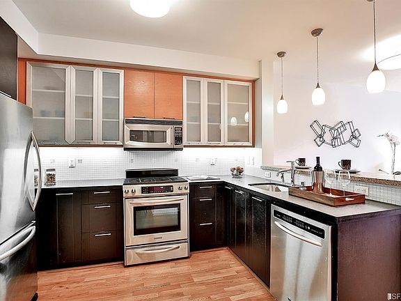 3rd image of 170 King St Unit 1106