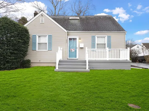 202 E 11th Street, Huntington Station, NY 11746