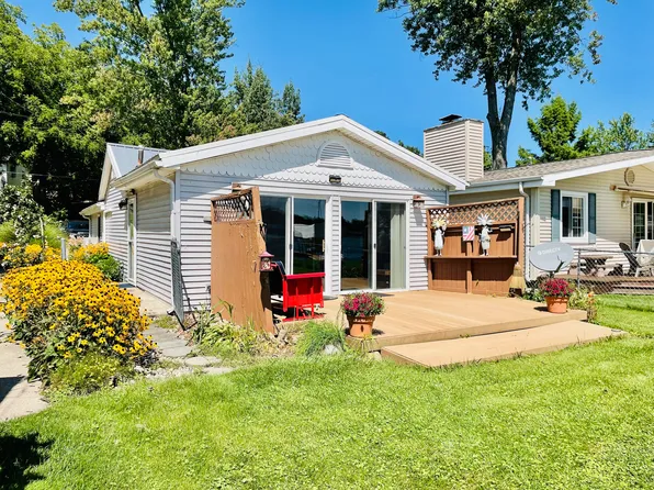 672 Lakeview Dr, Lake Odessa, MI 48849