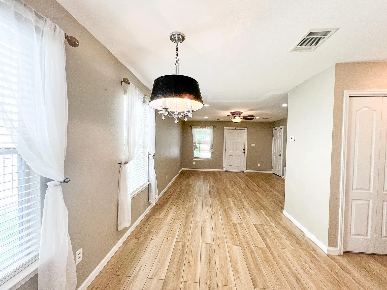 3 bed, 1.0 bath, 1059 sqft, $1,650 — Photo 3