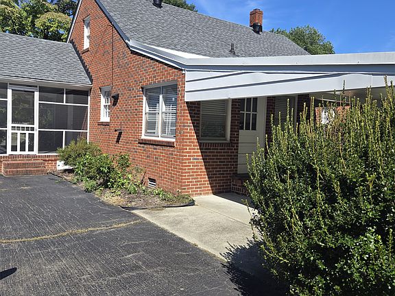 2nd image of 215 Thompson St