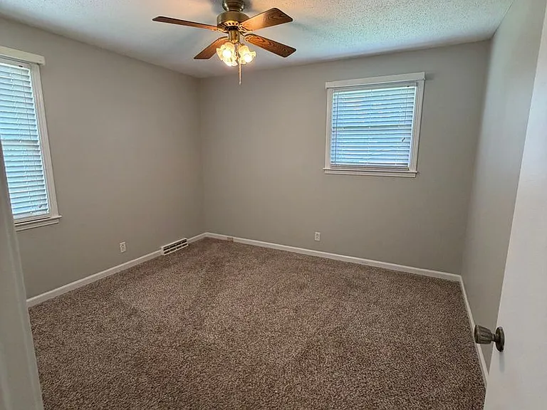 160 E Regent Dr — Photo 23