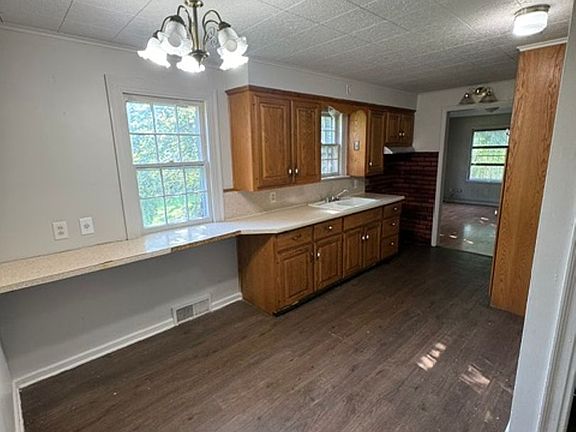 4th image of 810 Baxter St