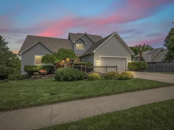 2915 Victoria Lane Dr, Blue Springs, MO 64015