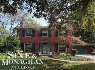 524 Thorn Tree Rd, Grosse Pointe Woods, MI 48236