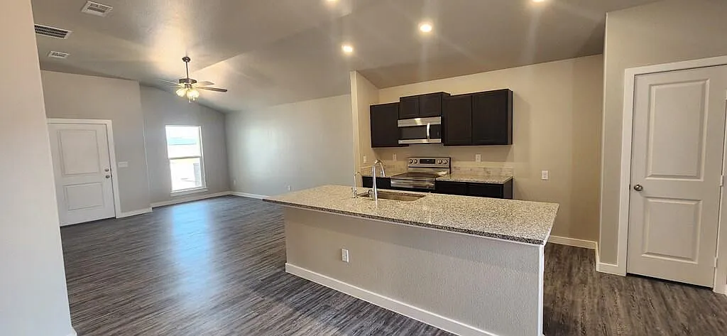 3 bed, 2.0 bath, 1270 sqft, $2,500 — Photo 4