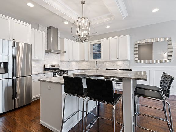 4th image of 2431 W Belmont Ave APT 2W
