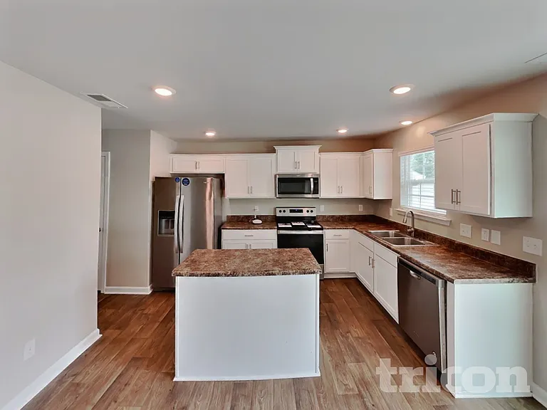 2020 Longshadow St — Photo 4