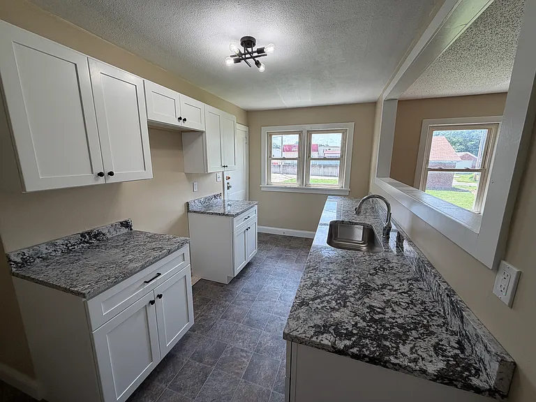 715 N Forest Ave — Photo 2