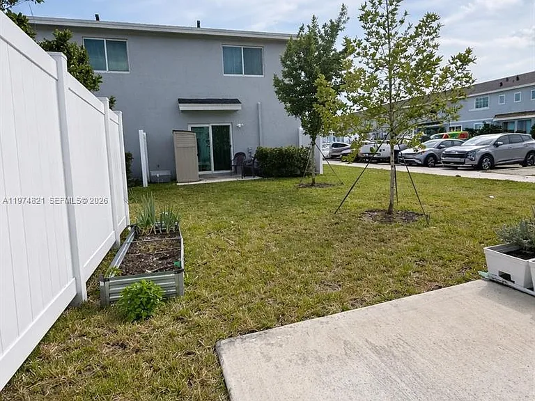 1081 NW 5th St — Photo 13