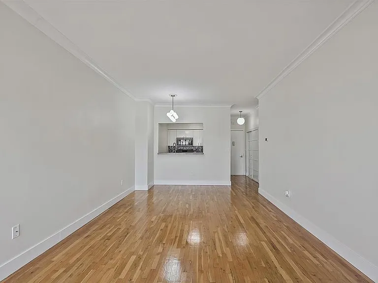 205 10th St #9R — Photo 9