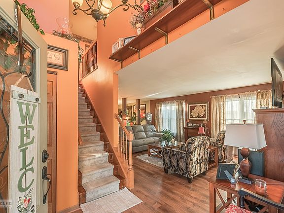 Beautiful entry, open floor plan.