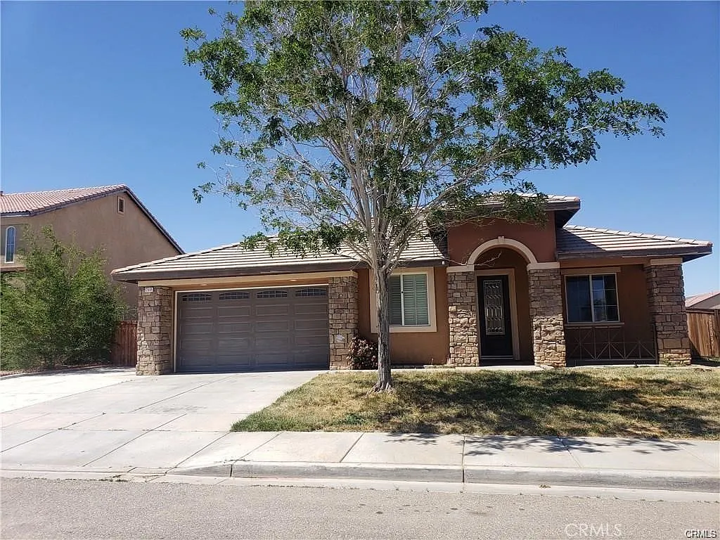 4 bed, 2374 sqft, $2,750 — Photo 2