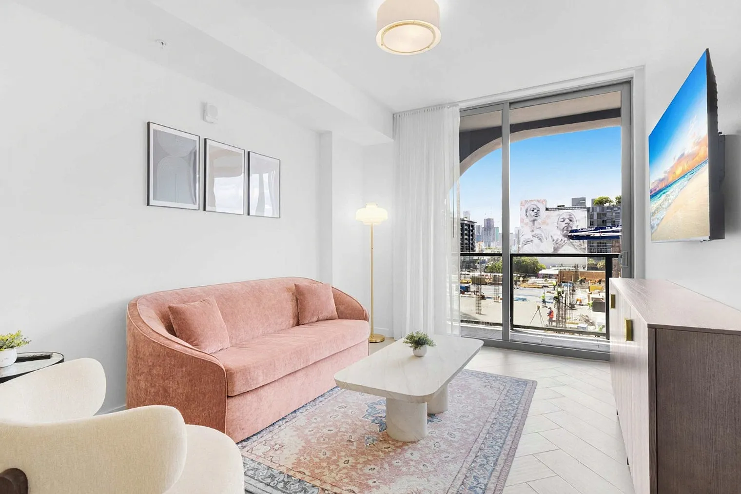 1 bed, 1.0 bath, 635 sqft, $3,599 — Photo 2