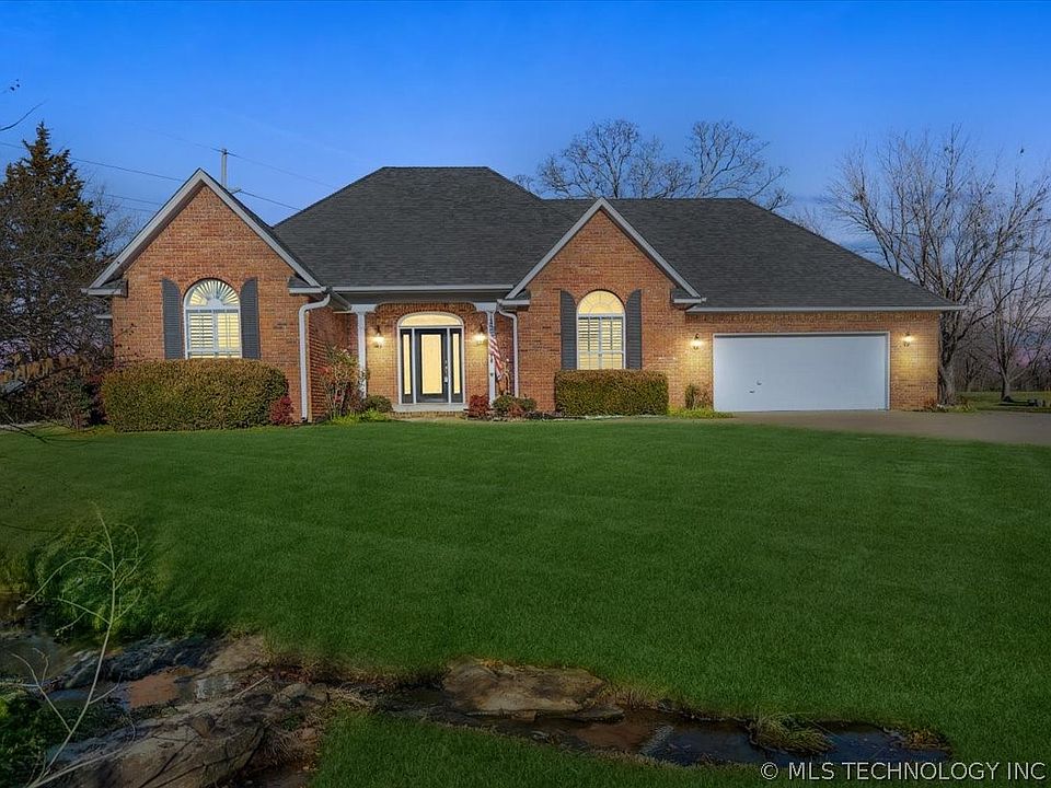 1st image of 1401 NE Oakridge Dr