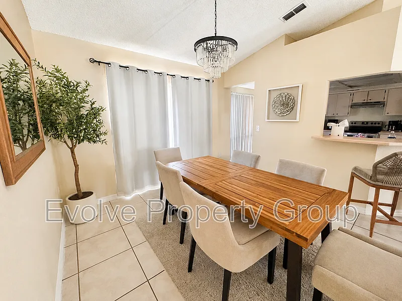 3 bed, 2.0 bath, 1896 sqft, $3,399 — Photo 4