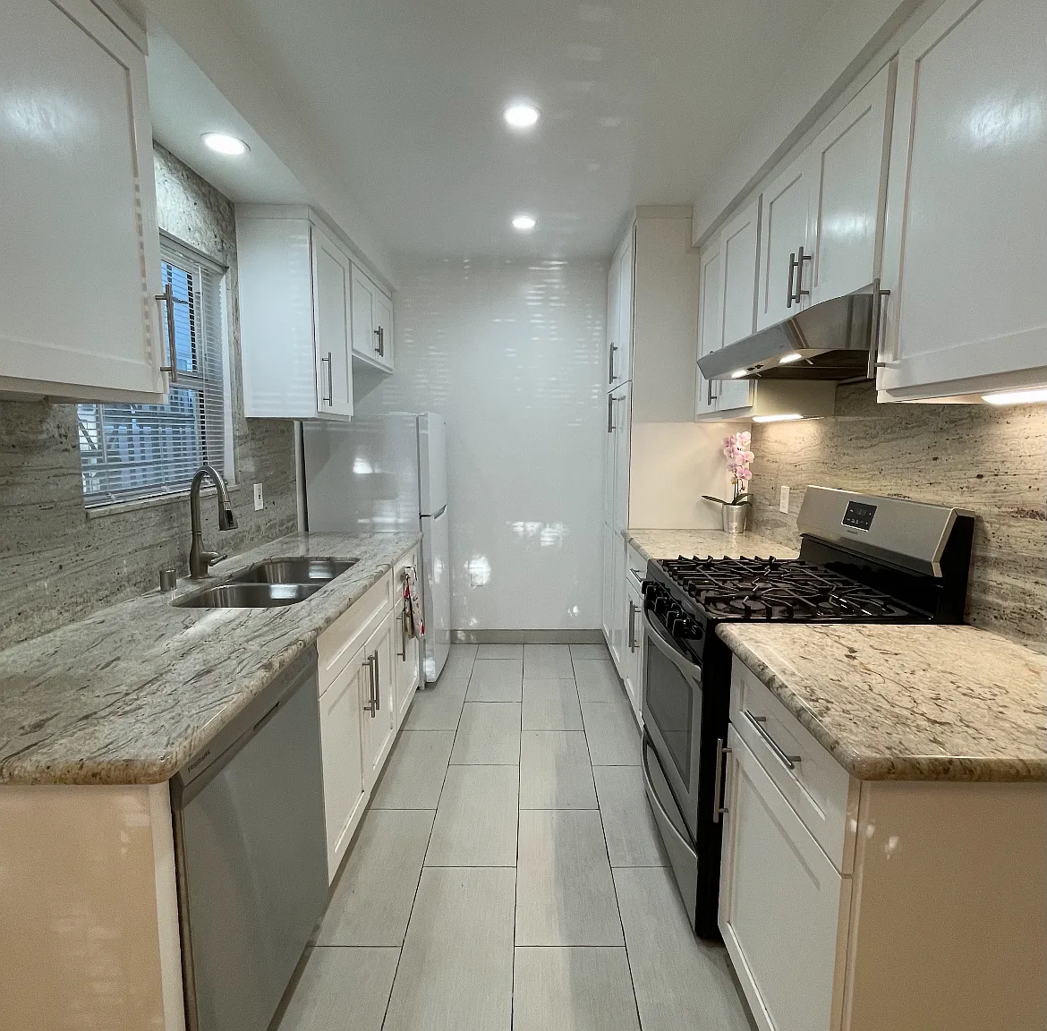 1672 Federal Ave — Photo 1
