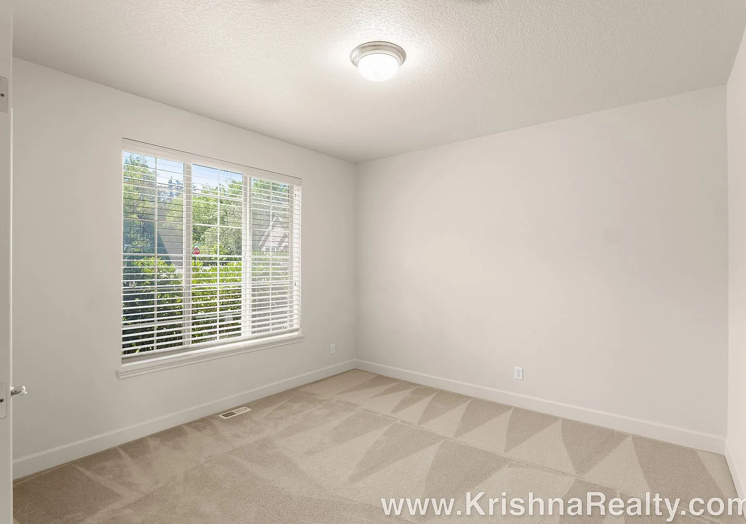 Stunning 4 BD* 3 BA* in Arbor Heights Neighborhood, Full Bath on Main Level| Arbor Heights Commun... — Photo 4