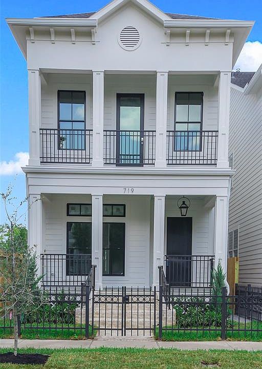 1st image of 721 E 10th 1/2 St