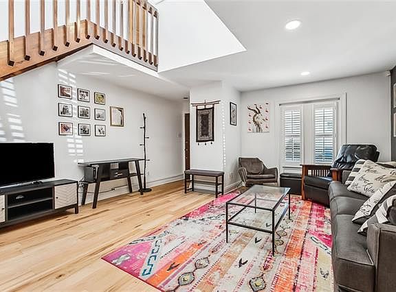 3rd image of 2727L Constance St #D