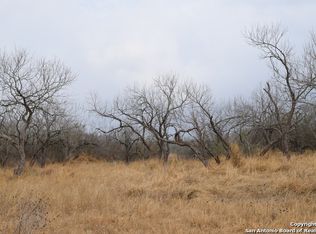 106 Oakview Dr, Floresville, TX 78114