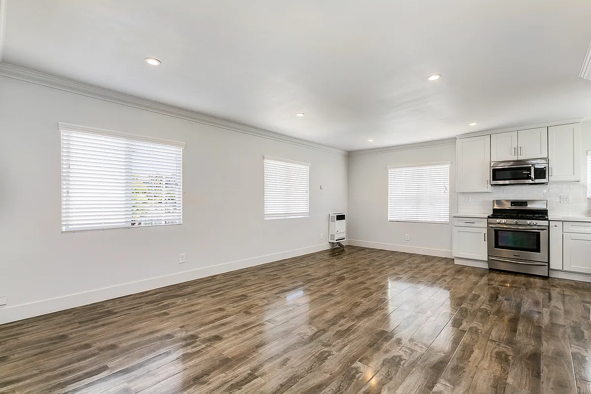 Building Photo - 343 N Heliotrope Dr #343