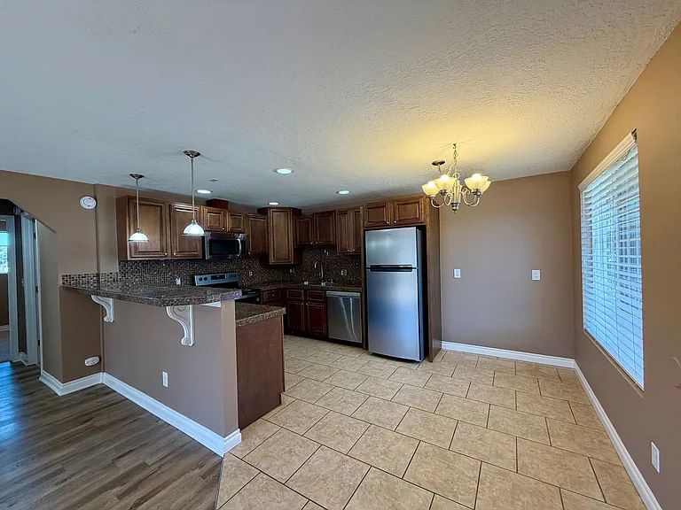526 S 40th Ave #D — Photo 5