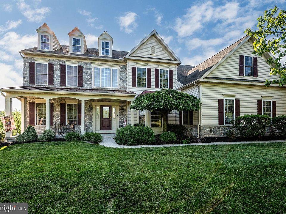 1st image of 33 Sweetwater Ln