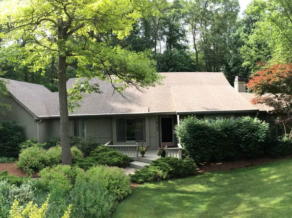 10757 Pebble Ridge Dr, South Lyon, MI 48178