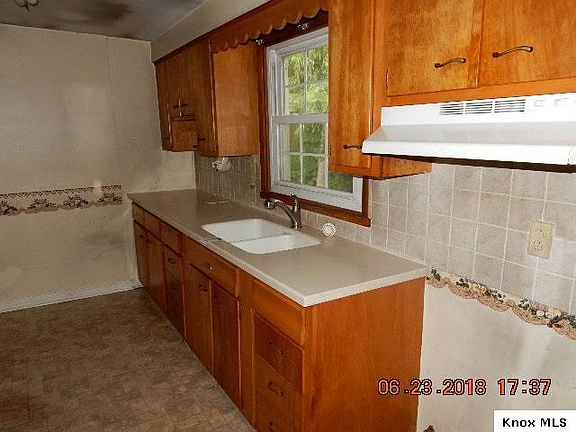 3rd image of 592 Arlington Ave