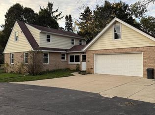 W142N6966 Oakwood Dr, Menomonee Falls, WI 53051
