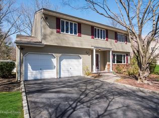 19 Bayard Dr, Dix Hills, NY 11746