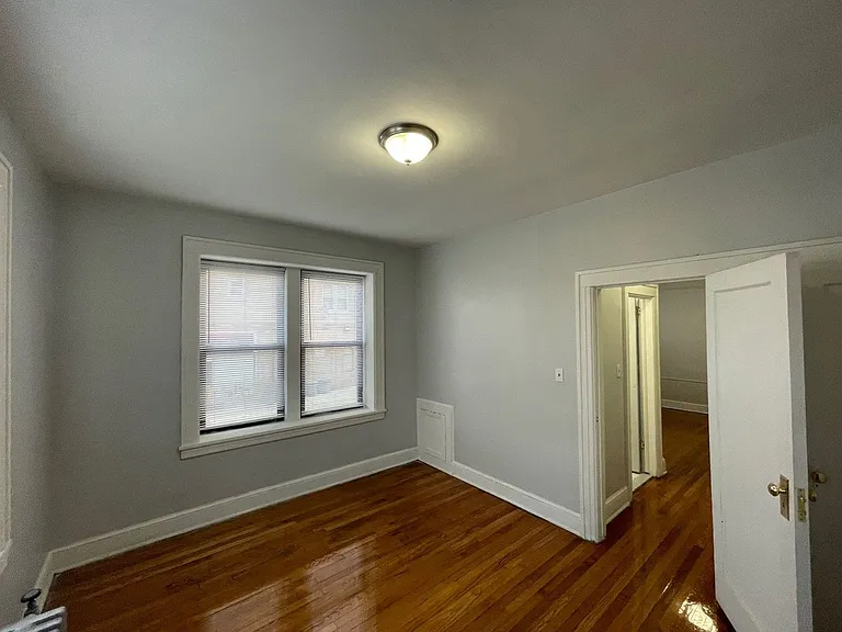 Hill Manor - Renovated Apartments Near Train Station — Photo 40