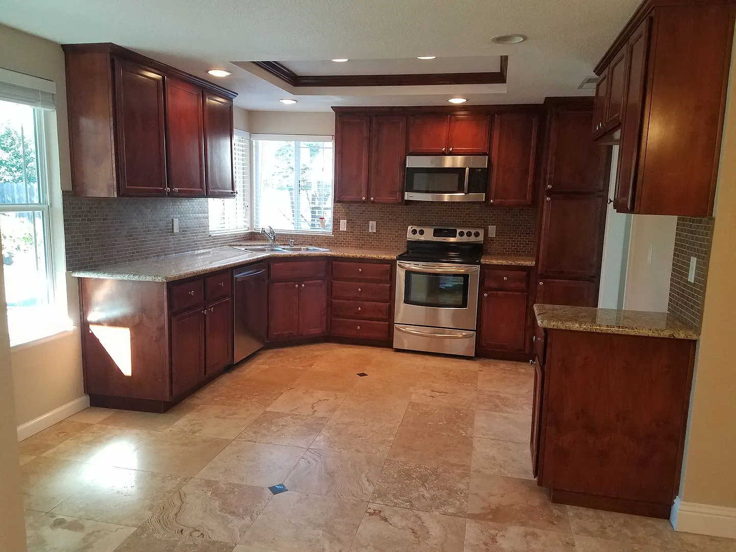 Lovely Roseville Home Close to School, Shopping and more! — Photo 2