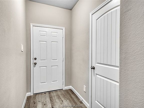 5th image of 1418 Desire Ln