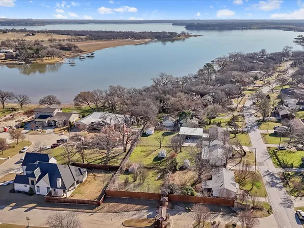 209 Familia Ct, Azle, TX 76020