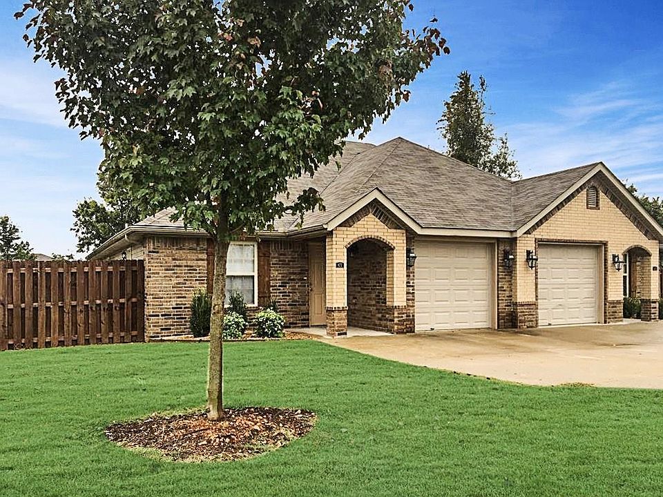 1st image of 909 Meadowlands Dr