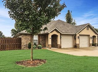 909 Meadowlands Dr, Centerton, AR 72719