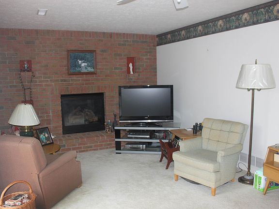 3rd image of 818 Oakbrook Dr