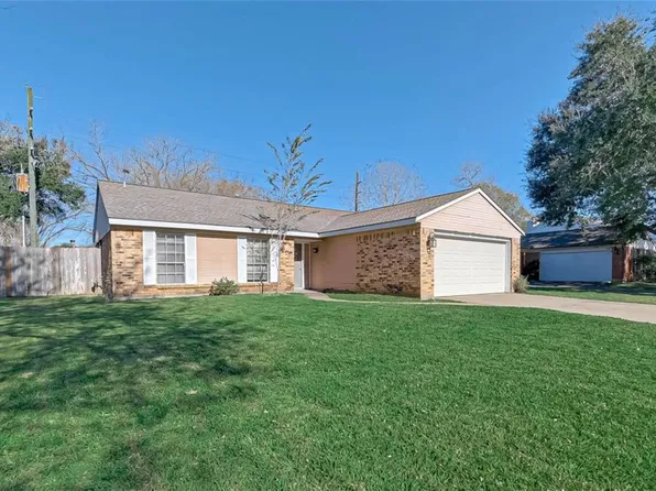 2411 Country Place Dr, Richmond, TX 77406