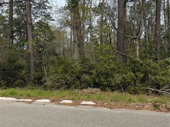 Erindale Dr, Lacombe, LA 70445