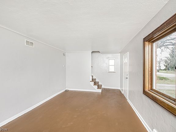 3rd image of 23720 Hartland Dr