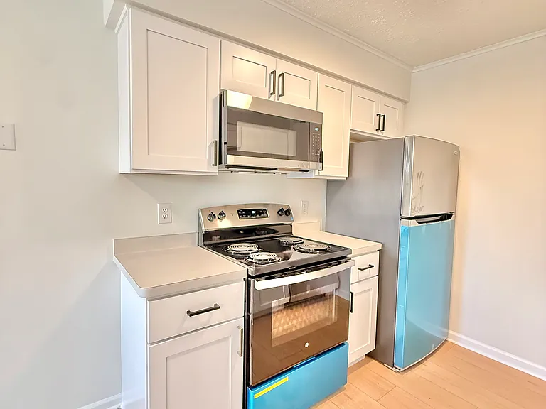 1820 Hudson Ave #10 — Photo 5