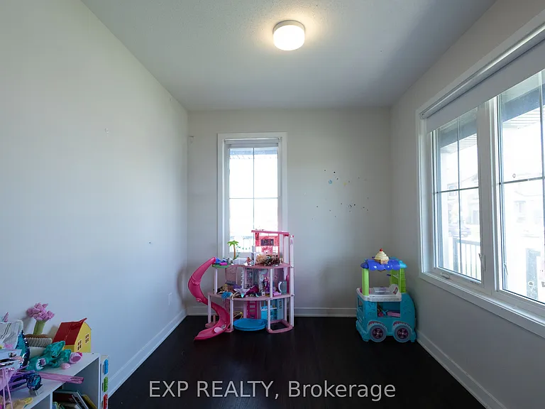 1038 Showman St — Photo 15