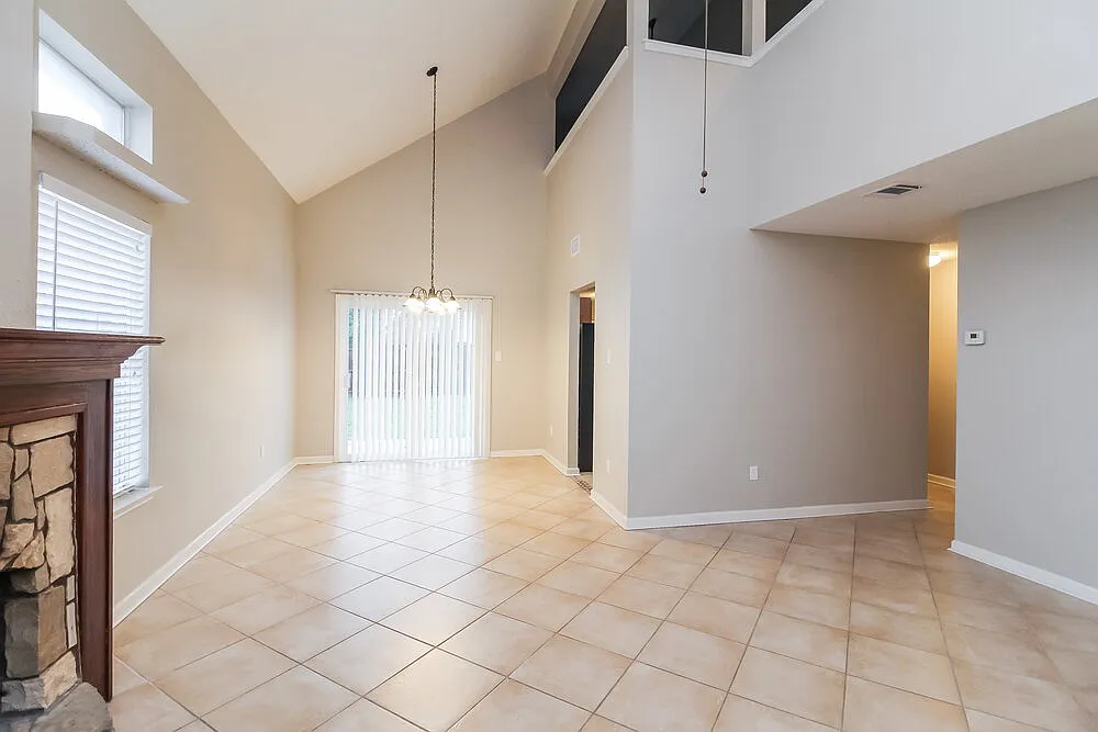 3 bed, 2.5 bath, 1638 sqft, $2,115 — Photo 4