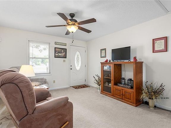 5th image of 610 Larry Ave