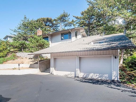 3rd image of 221 Salishan Dr