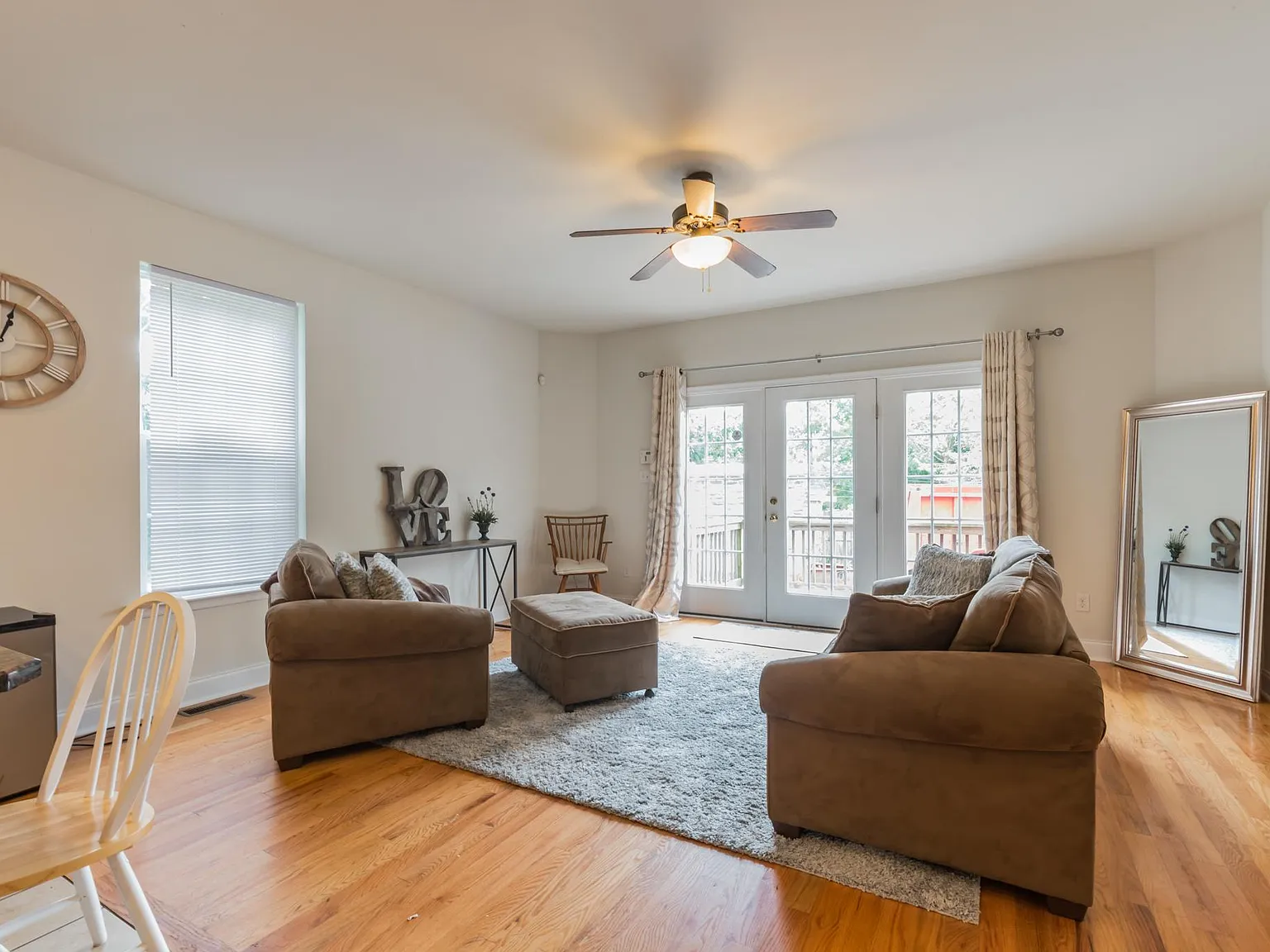4 bed, 2.5 bath, 2500 sqft, $4,000 — Photo 4