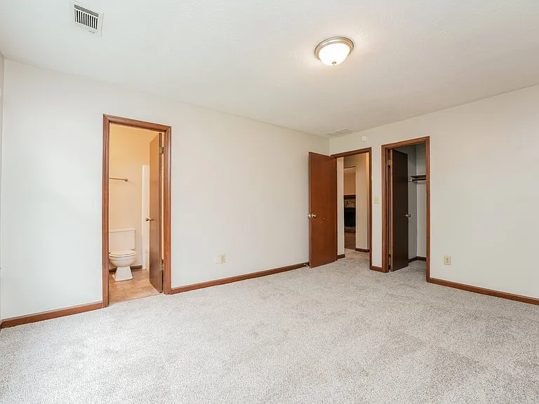 116 Adrian Dr — Photo 8
