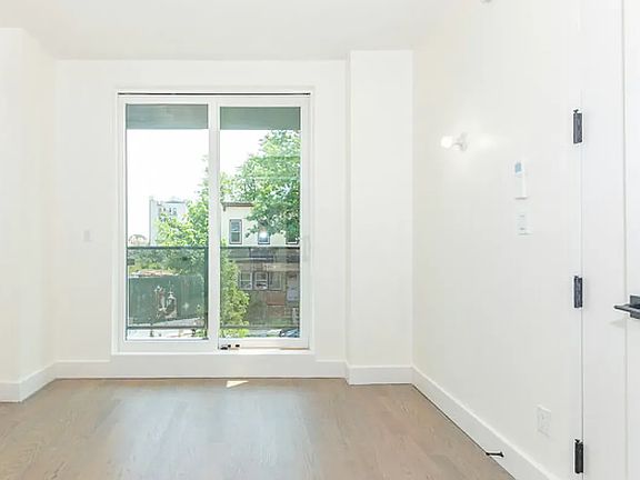 5th image of 2909 Albemarle Rd APT 2F